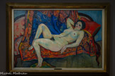<center>Suzanne Valadon (1865 -1938)</center>Nu au canapé rouge 1920
Huile sur toile. <br>
Suzanne Valadon représente ici les corps sans artifice ni voyeurisme, loin des conventions académiques. Elle-même modèle, Valadon connaît bien le regard masculin posé sur le sujet et s'empare du nu de façon différente. Nous sommes loin de l'idéalisation du corps féminin propre à la tradition classique. L'artiste privilégie le fait de représenter une personnalité, une
