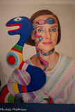 <center>Niki de St Phalle posant avec une de ses œuvres, 1983</center>