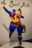 <center>Nana Boa </center>1983
Sculpture en polyester stratifié peint et feuilles d’or COLLECTIONS DU PALAIS PRINCIER DE MONACO. <br>
Une Nana est, pour Niki de Saint Phalle, le symbole de l’émancipation féminine. Sa sculpture est colorée, ses Nanas sont rondes, robustes et très grandes « parce que les hommes le sont, parce qu'il faut qu’elles le soient davantage pour pouvoir être leurs égales », disait l’artiste en 1995. Ces militantes féministes sont souvent en mouvement, comme cette Nana Boa qui danse avec un serpent, animal ambivalent, enroulé autour d’elle. Le reptile en or resplendit sur le corps de la Nana et semble en même temps la menacer de sa langue et de son étreinte. L’iconographie chrétienne de la Vierge au serpent se juxtapose et s’hybride avec l’image de la déesse aux serpents de Cnossos.