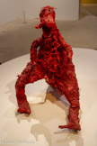 <center>Le Dragon rouge</center>1964.
Assemblage de plâtre, grillage, tissus, peinture aérosol, ficelle, cheveux et figurines en plastique.
COURTESY GALERIE GEORGES-PHILIPPE ET NATHALIE VALLOIS