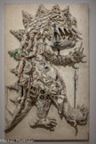 <center>Tyrannosaurus Rex (Study for King Kong)</center>TIR.
Printemps 1963.
Assemblage d'objets, de jouets en plastique et de divers éléments en bois et en papier mâché collés, plâtrés et peints sur panneau de bois. FGA BA SAINT. 0002. GENÈVE - FONDATION GANDUR POUR L'ART