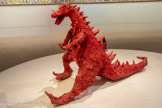 <center>Le Dragon rouge</center>1964.
Assemblage de plâtre, grillage, tissus, peinture aérosol, ficelle, cheveux et figurines en plastique.
COURTESY GALERIE GEORGES-PHILIPPE ET NATHALIE VALLOIS