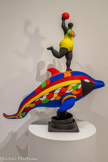 <center>Nana sur le dauphin </center>(Nana on a Dolphin)
1994.
Résine polyester peinte (peinture flash sans vernis) sur socle en métal. NIKI CHARITABLE ART FOUNDATION