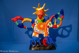 <center>Oiseau de feu</center>Résine polyester peinte.
NIKI CHARITABLE ART FOUNDATION.
<br>Les animaux de Niki de Saint Phalle prennent possession de certaines cartes des arcanes majeures des Tarots; ainsi, la carte du Soleil devient un oiseau aux ailes déployées, ou bien le Quetzalcoatl, serpent à plume dans la culture mésoaméricaine. « J’ai conçu la Soleil comme un oiseau proche de ceux qui se trouvent dans les légendes indiennes et mexicaines. L’oiseau est fa créature ia plus proche du soleil. ». L'artiste investit affectivement et spirituellement cet animal. Pour évoquer son mal-être et son adolescence vécue en « prisonnière » dans une tour d’ivoire symbolisée par les gratte-ciels de New York, elle se