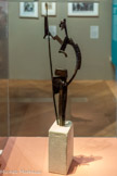 <center>Don Quichotte et Sancho Panza assis sous un arbre</center>Julio González (sculpteur).
Fonderie Godard Paris, France, 1930/1988.
Bronze moulé à la cire perdue, d’après un original en fer forgé et soudé.
Museo Nacional Centro de Arte Reina Sofia, Madrid, Espagne. Donation Roberts González, 1973. <br>
Artisan ferronnier de formation, le sculpteur et peintre Julio González s’exerce, durant la première moitié du 20e siècle, à sculpter le vide et à dessiner dans l’espace avec le fer. Innovant par la pratique de la soudure en sculpture, l’artiste catalan joue un rôle important dans l’avant-garde, entre cubisme et surréalisme, figuration et abstraction.
En 1930, il élabore des silhouettes de dimensions