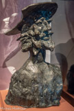 <center>Don Quichotte</center>Gérard Garouste
Fonderie Bocquel, France, 2013 Bronze moulé à la cire perdue
Collection particulière, Paris.
Don Quichotte est un être de paroles. Il existe par les mots de Cervantès et par tous ceux qu’il échange, lorsqu’il affabule ou lorsqu’il parle, avec lui-même ou avec son fidèle Sancho. Ses discours alambiqués et décalés le rendent vivant. Le buste de Gérard Garouste, remarquable par la souplesse de son geste, le montre ainsi : multiple, volubile, rieur.