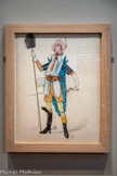 <center>Esquisse préparatoire pour un costume de don Quichotte</center>André Vallée
France, 20e siècle Aquarelle et crayon sur papier
Mucem, Marseille.
La « panoplie » est un déguisement enfantin, mais le mot désigne d’abord la tenue complète d’un chevalier en armes. Ici, le costume de scène est composé d’ustensiles de cuisine, qui remplacent les accessoires de l’attirail chevaleresque. L’effet comique fait écho aux traditions festives, comme dans Le Combat de Carnaval et Carême (1559) de Pieter Brueghel l’Ancien : juchés sur leurs chars de fortune, deux villageois déguisés opposent l’opulence du Mardi gras à l’abstinence du jeûne, en s’affrontant à coups de tournebroche et de pelle de boulanger pour enfourner les poissons