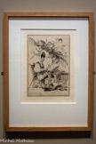 <center>Illustration pour une édition par Gustavo Gili, restée en projet. </center>Félix Bracquemond (graveur). D’après Francisco de Goya. Auguste Delâtre (imprimeur).
France, vers 1860.
Gravure sur cuivre à l’eau-forte, à l'aquatinte et à la pointe sèche
Collection cervantine de José Manuel Lucia Megias. Espagne.
Don Quichotte, d’un doigt autoritaire, désigne le livre comme pour faire la leçon. Des figures monstrueuses et érotiques planent au-dessus de lui.
Le vieil hidalgo représente ici la sotte crédulité, les aberrations que produisent les œuvres du passé lorsqu’elles ne sont pas soumises au crible de la raison. Goya, homme des Lumières hanté par les ténèbres de l’esprit humain, voit en don Quichotte le « sommeil de la raison |qui| produit des monstres », comme dans Les