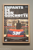 <center>Affiche du documentaire Enfants de Don Quichotte (Acte 1)</center>Ronan Dénécé, Augustin et Jean-Baptiste Legrand (réalisateurs)
France, 2008. Impression sur papier.
Mucem Prod, 2025. <br>
Décembre 2006 : le collectif Les Enfants de Don Quichotte invite des personnes bien logées à partager les tentes de personnes sans-abri, le long du canal I Saint-Martin, à Paris. En s'affirmant comme | les descendants de don Quichotte, les militants J revendiquent un idéalisme capable de mobiliser l'opinion et les pouvoirs publics contre une précarité