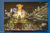 <center>Carnaval de Rio 2016. </center>400e anniversaire de la mort de Miguel Cervantes. Alexandre Cassiano, Brésil 2016, Tirage d'exposition. La statue de 20 mètres de hauteur, représentant Don Quichotte.