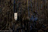 <center>Habiter la peinture</center>Dans « Pollution Nocturne »( à droite), ce n’est que du noir… Cette opposition entre polychromie excessive et monochromie radicale ne relève pas d’un choix esthétique mais d’une logique de saturation. Trop de couleurs ou une seule couleur poussée à l’extrême produisent un effet similaire : l’impossibilité de l’image, l’effondrement de la représentation dans la pure matérialité. Dans cette matière excessive viennent tenir en équilibre de petites architectures blanches, fragiles, minimales. Percées de quelques fenêtres, sans portes, elles s’accrochent comme des refuges de montagne suspendus au-dessus du vide. Le contraste entre la violence colorée du débordement et la fragilité blanche de ces constructions crée une tension troublante. Ces architectures semblent à la fois ridiculement précaires et obstinément présentes. Elles tiennent malgré tout, s’accrochent à la matière, cherchent un point d’appui dans ce qui s’effondre.