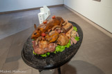 <center>Habiter le corps : la question métaphysique de la viande</center>Habiter la Viande Cuite, 2014
Résines peintes, guéridon 110 x 80 x 114 cm