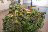<center>Habiter le temps : natures mortes, stases et naufrages</center>Stasis (Une Femme), 2014
Résines peintes, terre et plantes artificielles. 275 x 180 x 164 cm