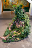 <center>Habiter le temps : natures mortes, stases et naufrages</center>Stasis. Un Homme, 2014
Résines peintes, terre et plantes artificielles 228 x 152 x 201 cm
228 x 152 x 201 cm