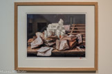 <center>Habiter le temps : natures mortes, stases et naufrages</center>La dernière salle s’organise autour de l’idée d’habiter le temps. Habiter la Peinture, 1992 - 2026. Cette réflexion commence avec une vingtaine de collages qui reprennent et prolongent le travail sur les natures mortes amorcé en 1992, à la sortie des Beaux-Arts. Elles apparaissent à un moment où le dispositif du Jeu de la Vie produit ses premiers énoncés. Pour l’artiste, ces peintures rassemblent plusieurs temporalités dans une seule image. « Elles mettent en concurrence l’équilibre et l’instabilité, le périssable et le durable, le temps court et le temps long. Tout cela est mis en scène dans de petits formats très bien construits ». Barbier explique : « En trafiquant ces petites reproductions de peintures de Chardin, de Zurbarán, de beaucoup de Hollandais du XVIe et XVIIe siècle comme De Heem et Claesz, de quelques Goya, je me suis rendu compte que la nature morte fonctionne comme une petite mécanique du temps ».
Collage (reproduction de Nature morte aux livres - De Heem, 1628), graphite et encre sur papier 30 x 40 cm