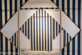 <center></center>Daniel BUREN
1938, Boulogne-Billancourt (France)
Cabane éclatée n° 2
1982
Bois, toile de coton à rayures verticales bleues et blanches, éléments projetés, serre-joints, acrylique blanche
inv.c.92.6 Achat 1992.À propos de la Cabane éclatée n°2, il explique : « Soit la construction d'une boîte de 420 cm de long par 280 cm de large en panneaux de 140 cm de large chacun par 280 cm de haut Chacun de ces châssis est tendu de tissu, ici blanc et bleu. Des dessins particuliers sont effectués dans ces châssis, permettant d'en ôter des fragments qui constitueront des 