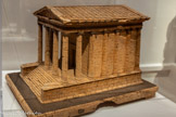 <center>Maquette du temple de la Fortune virile à Rome.</center>Antonio Chichi (Italie, 1743-1816).
2de moitié du 18e siècle, Rome, Italie Liège, bois, terre cuite, or.
Musée d’Archéologie nationale, domaine national de Saint-Germain-en-Laye.
Au 18e siècle, les premier» touristes issus de l'aristocratie européenne se passionnent pour les ruines de l’Antiquité. Ils en commandent des reproductions, véritables souvenirs de voyage, sous la forme de tableaux ou de maquettes. À Rome, Antonio Chichi excelle dans la reconstitution minutieuse de monuments en liège, qu'il exporte dam toute l’Europe, contribuant ainsi à la diffusion du « modèle antique ». <br>Chapiteau ionique de l'Érechthéion à Athènes.