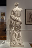 <center>Plâtre de soutien de la Vénus d’Arles </center>Atelier de moulage de la Réunion des musées nationaux - Grand Palais (Atelier de moulage Grand Palais Rmn)
Début du 21e siècle, Paris, France Plâtre, filasse
Atelier d’art Grand Palais Rmn, Saint-Denis.
Les moules utilisés de nos jours pour réaliser des tirages en plâtre de statues sont fabriqués en silicone, une matière à la fois souple et légère. Pour éviter que ces moules ne se déforment entre deux utilisations, ils sont eux-mêmes conservés dans des chapes en plâtre.
Les moules sont maintenus dans ces chapes par l’application de bandes de filasse mélangée à du plâtre, formant ainsi un «plâtre de maintien», comme celui ici présenté, qui correspond au dos de la Vénus d’Arles.