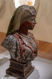 <center>Buste de femme berbère</center>Joseph Le Guluche (France, 1849-1915) 1896, L’Isle-Adam, France Terre culte polychromée
Musée d’Art et d’Histoire Louis Senlecq, L’Isle-Adam.