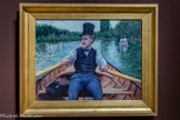 <center>Partie de bateau </center>Un trésor national au musée des Beaux-Arts de Marseille. Gustave Caillebotte (Paris, 1848 - Gennevilliers, 1894) est une figure majeure du mouvement Impressionniste. Peintre, Il fut aussi un important collectionneur et mécène. Son aisance matérielle et financière lui permirent d'acheter les toiles de ses amis tout en participant à l'organisation et au financement de leurs expositions. En léguant sa collection à l'État, il fit rentrer la peinture impressionniste dans les collections publiques dès 1894.
Gustave Caillebotte était passionné de nautisme et de canotage. Il était inscrit au Cercle de la voile de Paris situé à Argenteuil que fréquentaient également Édouard Manet, Claude Monet et Auguste Renoir. Ce milieu marqua profondément son œuvre. Partie de Bateau évoque vraisemblablement Yerres, dans l'Essonne au sud de Paris, où sa famille possédait une vaste propriété. Le rameur a gardé son chapeau haut de forme et ses habits de citadin, posant sa veste dans la barque. Le cadrage original, les touches de couleurs qui traduisent librement le paysage et les reflets de l'eau, la représentation des loisirs contemporains, l'attitude du personnage sont autant d'éléments au cœur des recherches de l'impressionnisme. La toile a d'ailleurs été présentée en 1879 à Paris à l'occasion de la quatrième exposition impressionniste.