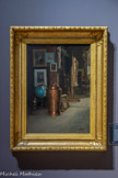 <center>Intérieur d'atelier</center>Joseph GARIBALDI. Marseille. 1863 -1941. Huile sur toile. 
<br> Fils d’un employé italien de la firme Noilly-Prat à Marseille, le talent de Joseph Garibaldi est détecté par Louis Prat, patron de l’entreprise, qui le fait inscrire à l’École des Beaux-Arts de la ville. La venue à Marseille du peintre lyonnais Antoine Vollon est décisive : sous son influence et sur ses conseils, il expose au Salon de 1884 à 1914.
Il peint principalement des vues de sites et monuments célèbres, des ports du littoral. Mais sa spécialité restera le Vieux-Port de Marseille. Comme paysagiste, Joseph Garibaldi a su capter la lumière et ses effets sur l’eau et les pierres, à toute heure de la journée, dans des compositions savantes toujours renouvelées avec un chromatisme qui lui est particulier.
Garibaldi a peint plusieurs vues d'ateliers d'artistes, comme celui du peintre Olive. On ignore si celui-ci est bien le sien, les œuvres qui y sont représentées étant difficilement identifiables. Don Imbert 1996