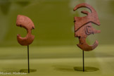 <center>Clavettes de collier de chèvre</center>1900-1850
Aiguines, Var, France Buis sculpté.