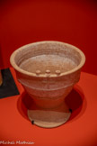 <center>Cuve baptismale</center>Nikos Kavgalakis 2003
Margarites, Crète, Grèce Céramique à décor gravé