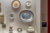 <center></center>De haut en bas.
Plat représentant saint Georges
Milieu du 20e siècle Vâlcea, Roumanie Terre cuite glaçurée.
 <br>
Assiette calotte à sujet révolutionnaire
1783-1795
Ancy-le-Franc, Yonne, France Faïence. <br>
Assiette historiée, La Guerre.
Il faut tuer son semblable
1914-1918
Choisy-le- Roi, Val-de-Marne, France Faïence. <br>
Plat, Pharaon submergé dans la mer Rouge
Manufacture Clérissy 1700-1725
Moustiers-Sainte-Marie, Alpes-de-Haute-Provence, France . <br>
En bas, de gauche à droite
Pichet en l’honneur de Louis-Napoléon Bonaparte
Décembre 1848 - décembre 1852 Sinceny. Aisne, ou Vron Somme, France Faïence à décor peint. <br>
Gourde de compagnon
Faïencerie Dérivas
1847
Nantes. Loire-Atlantique. France Faïence. <br>
Saladier à l’Arbre d’amours
René Legros
1781
France. Faïence.