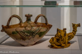 <center></center>Gourde Milieu du 20e siècle Reggio, Calabre, Italie Terre cuite glaçurée
Collection du Muséum national d’histoire naturelle. <br>
Aquamanile 1850-1950 Çannakkale, Turquie Terre cuite glaçurée.