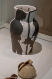 <center>Pichet, Le Peintre et deux modèles</center>Pablo Picasso 1954
Vallauris, Alpes-Maritimes, France Terre cuite peinte
Lorsqu’il découvre Vallauris à la fin des années 1940, Pablo Picasso s’essaye à l’art de la céramique à l’atelier Madoura. Avec ce pichet, il rend hommage au travail de l’artisan potier, et laisse poindre la frontière ténue existant entre une production artistique et une production populaire