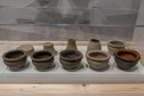 <center>Séquences de fabrication : tournage d'une écuelle</center>Avant 1975
Saint-Jean-la-Poterie, Morbihan, France Terre cuite engobée et peinte. <br>
Écuelle
Jeanne-Marie Panhaleux 1850-1950
Saint-Jean-la- Poterie. Morbihan, France Pâte commune au tour émaillée.