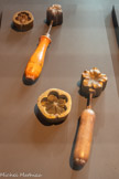 <center>Gaufroirs.</center>Atelier de fabricants de fleurs artificielles. Francou.
Milieu du 20e siècle. Paris, France. Acier, cuivre, bois