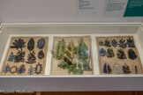 <center>Planche d'échantillons de fleurs artificielles en perles.</center>Mercerie Lavesnes.
1888-1930. France
Verre, fil métallique et papier cartonné.