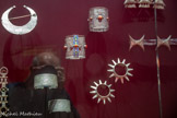 <center></center>Anneaux de cheville dits ihelhalen
1900-1950
Grande Kabylie, Algérie Argent émaillé et ciselé, corail Collection Jacqueline Terrer <br>
Anneaux de cheville dits khelkhal
Moshé Nemni 20e siècle Tataouine, Tunisie Argent moulé et ciselé <br>
Bracelets
dits Asbi n’Iquouarraïn
2006
Rissani, Drâa-Tafilalet. Maroc Argent fondu.