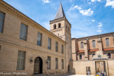 <center>Castres</center>Intérieur de la cour de l'Évêché avec la tour romane St-Benoît du XIe siècle, le portique avec cadran solaire du palais et la Cathédrale Saint-Benoît. La tour Saint-Benoît, du XIe siècle, qui fait office de clocher de la cathédrale, s’intègre aujourd’hui dans l’enceinte de la Mairie. Vestige de l’abbaye, c’est le plus ancien monument de Castres. Seuls les deux premiers étages sont d’époque. Le premier étage, très élevé, est fait en petit appareil régulier en grès de Navès, orné de bandes lombardes. Le second étage, raccourci, se termine par une frise d’arcatures. Le dernier étage date du XVIIe siècle avec de larges ouvertures et une balustrade.