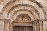 <center>Castres</center>La tour carrée, servant à l'origine aussi de porte à l'église, présente un portail à tympan avec un arc en plein cintre et quatre personnages bibliques sculptés sur l'archivolte. Il a été grandement remanié au XVIIe siècle. Ainsi, l’édifice dans son ensemble présente un langage architectural baroque des plus aboutis.Dans le tympan, le Christ est entouré des quatre allégories des évangélistes.