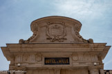 <center>Castres</center>Entrée du Palais de l'Évêché. Blason de Castres : quatre emmanches, trois fleurs de lys et en cimier une chausse-trappe et la devis Debout. Vers la fin du XVIe siècle, «on a ajouté aux armes de Castres une Chausse-trape, en mémoire de quelque victoire obtenue par le moyen de ces instruments de guerre. On a mis la devise DEBOUT, parce que cet instrument ne peut jamais tomber sans avoir une pointe en haut, et pour indiquer que les hommes devaient être toujours DEBOUT pour le service de Dieu et de leur Roy».