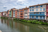 <center>Castres. Vieilles Maisons sur l'Agoût</center>Toutes ces maisons ont des bases médiévales dont les ouvertures sont en berceau ou en ogive. Les caves appelées «caoussino» en occitan (littéralement cela signifie usine à chaux) ouvrent sur la rivière et possédaient des lavoirs. Après avoir nettoyé et rincé les peaux dans l'Agout, on les déposait dans les cuves emplies de chaux. Au rez-de-chaussée étaient situés les appartements des ouvriers puis ceux des maîtres. Cependant, il n'était pas systématique de trouver sous le même toit l'habitat et l'activité professionnelle de l'artisan. Dès l'époque de Louis XIV, les documents cadastraux indiquent fréquemment des propriétaires différents pour les «caoussino» et les étages supérieurs. Chaque ouvrier au Moyen Âge utilisait une couleur différente pour se distinguer.