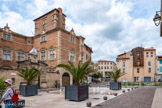 <center>Castres. Hôtel de Nayrac</center>L'hôtel de Nayrac date du début du XVIIe siècle. À cette époque, Castres est en pleine reconstruction après les dégâts occasionnés par les guerres de Religion. Henri IV, passé à Castres, y a créé un tribunal de la chambre de l'édit (pour régler les différends entre catholiques et protestants), et de belles demeures sont construites pour loger les magistrats. Les riches commerçants, dont le sieur Oulès, ne veulent pas être en reste et commandent aussi de riches demeures, d'autant plus que le développement économique l'autorise. A droite, se trouvait le palais épiscopal