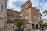 <center>Castres. Hôtel de Nayrac</center>Édifié en 1635 pour la famille Oulès, une riche famille de drapiers, l'hôtel de Nayrac servait alors de résidence et de boutique. Il tient son nom de la famille de Nayrac, qui le rachète en 1753. Appelé Hôtel Oulès, il est acheté le 27 août 1643 par Jean de Thomas de Labarthe, Premier consul de Castres en 1656, puis Monsieur de Nayrac achètera l'hôtel à Pierre de Thomas de Labarthe (petit-fils de Jean). Il est construit en pierre blanche et brique foraine de terre cuite, rare alliage pour une ville de la pierre. Un donjon carré, dit tour-belvédère, s'élève au-dessus du bâtiment et une logette rectangulaire monte en encorbellement depuis le plancher du premier étage. L'aile nord s'ouvre sur la rue par deux arcades, vestiges de l'activité commerciale du commanditaire de l'hôtel.