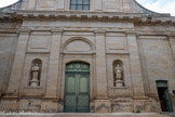 <center>Castres. Église Notre-Dame-de-la-Platé.</center>A l'étage dorique, deux statues plus anciennes (représentant possiblement les apôtres Pierre et Paul) sont placées dans des alcôves. Selon une tradition huguenote rapportée par M. D. Célié et notée par François Maffre, ces statues proviendraient de l'ancien temple de Castres, construit peu après l'Edit de Nantes, à l'emplacement des maisons de la rue de Brettes et de la rue Tuboeuf. Il fut démoli en 1685. Mais cela étonne, car les Protestants n’ont pas pour habitude de décorer ainsi leurs édifices...