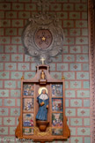 <center>Castres. Église Notre-Dame-de-la-Platé.</center>Au début du XIXe siècle, Emilie de Villeneuve, sainte de l'église catholique, prononce ses vœux dans l'église. Un retable commémore l'événement. Les bas-reliefs de ce retable expriment des moments-clés de la vie de sainte Émilie de Villeneuve. Au centre du retable, la statue de sainte Émilie en marche, revêtue de bleu et blanc (couleurs de la Vierge), tenant d’une main le pain et de l’autre le livre, symbole de la Parole de Dieu. En bas, à gauche, le château de Hauterive où a vécu Émilie. A droite, la table de pierre où elle annonça à son père son désir d’entrer chez les Sœurs de la Charité de Saint-Vincent de Paul. Notre-Dame de la Platé où elle  a prononcé ses vœux le 8 décembre 1836 et fondé la congrégation de Sœurs bleues. L’ouvroir, ou atelier de couture, c'est le symbolede ce que doite être notre vie : tisser des liens d'unité et de fraternité. La maison d’accueil
le Refuge et laPréservation fondée 1846 pour accueillir les jeunes filles en difficulté, le son de la cloche annonçant l'arrivée d'une jeune fille. le puits qui représente symboliquementle source de notre charisme et spiritualié. Le port de Brest : elle a préparé quatre sœurs et les a accompagnées elle-même jusqu’à Brest où les Sœurs devaient voyager à bord du bateau surnommé l’Infatigable pour débarquer en terre sénégalaise le 11 janvier 1848. Dernière victime du choléra, Emilie meurt à Castres le 2 octobre 1854. Le 5 juillet 2009, elle est béatifiée par le pape Benoit XVI et le 17 mai 2015, le pape François la canonise. Elle est fêtée le 3 octobre.
