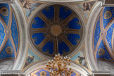 <center>Castres. Église Notre-Dame-de-la-Platé.</center>Coupole du transept avecla gloire de Marie au centre et les allégories des quatre évangélistes dans les pendentifs. Ces peintures sont réalisées en 1857 par les peintres castrais Charles Valette (1813-1888) et Ricard (XIXe siècle). Puis le reste de la coupole, les chapelles et le chœur reçoivent en 1869 un décor plus orientalisant, œuvre de Jacques-Hippolyte Serres (1816-1892), peintre décorateur castrais. Contrairement à ce que l’on pense, les étoiles n’ont pas été peintes à l’aide de pochoirs, comme le reste du décor. En réalité, il s’agit simplement d’étoiles collées. De chaque côté, quatre autres apôtres.