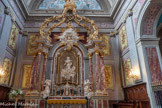 <center>Castres. Église Notre-Dame-de-la-Platé.</center>Dans le chœur de l'église se trouve un imposant baldaquin en bois doré à la feuille, qui repose sur six grosses colonnes en Marbre de Caunes-Minervois. La Vierge de l'Assomption et les anges adorateurs ont quant à eux été sculptés sur place dans des blocs de Marbre de Carrare par Isidore et Jean Baratta, tous deux originaires d'Italie (en 1756). Ils se sont inspirés de celui de l’église des Chartreux de Belbèze (la « Chartreuse de Saïx »). Des angelots jouent dans les nuages, réalisés en stuc pour imiter le marbre.
