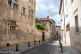 <center>Castres. L'hôtel Leroy.</center>Un peu plus loin, l'hôtel Viviès, tous les deux situés dans la rue de la Chambre de l’Édit. La Chambre de l'édit ou Chambre mi-partie de Languedoc est un tribunal dont les magistrats appartiennent aux confessions catholique et protestante, qui a existé de 1579 à 1679. La localité s'est déplacée, d'abord à Lisle-sur-Tarn, puis Castres, et enfin Castelnaudary. Elle est parfois qualifiée de façon résumée : chambre de l'édit de Castres. Dans tout le royaume de France de telles instances ont été créées à la suite de l'édit de Beaulieu de mai 1576 et consolidées par l’édit de Nantes (1598) sous le règne du roi Henri IV. Leur rôle est de juger les procès dans lesquels une des parties appartient à la religion réformée. La chambre de l'Edit juge « en souveraineté et en dernier ressort » et rend des arrêts non susceptibles d'appel, pour la plus grande partie des affaires civiles et criminelles. L'existence de cette chambre de justice a joué un rôle pacificateur. L'existence de cette chambre, par la venue d'un grand nombre de personnes qualifiées, a favorisé la création de l'Académie de Castres, qui est une académie culturelle, littéraire et scientifique de la ville de Castres en France ayant fonctionné au milieu du XVIIe siècle. En 1660, Gaspard de Fieubet en tant que premier président du Parlement de Toulouse, demande la réunion de cette chambre au parlement. En 1679, en application d'un édit royal, les magistrats catholiques de la chambre de l’Édit sont intégrés au parlement. Les magistrats protestants doivent abandonner leurs charges ou abjurer, en application de la révocation de l'Édit de Nantes en 1685. La chambre de l’Édit est alors dissoute. Parmi les conseillers, on peut citer plusieurs membres de la famille de Scorbiac, ou encore Pierre de Fermat, nommé en 1637 en tant que conseiller catholique. Il y est nommé à nouveau en 1642, 1644, 1645, 1648 et 1649.