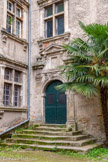 <center>Castres. L'hôtel de Viviès.</center>La porte d'entrée de l'hôtel, décalée dans l'angle à gauche, est précédée par un perron : la cour se devait de ménager la plus grande disponibilité aux cavaliers et véhicules hippomobiles.