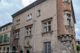 <center>Castres. L'hôtel Leroy.</center>Il possède de nombreuses fenêtres à meneaux, ainsi qu'une tourelle d'angle en brique rouge donnant sur la rue.
