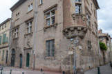 <center>Castres. L'hôtel Leroy.</center>Une devise à double sens. L'hôtel conserve sur la rue une porte à fronton à rouleaux encadrant une devise caractéristique de cette période. Cette inscription latine, au-dessus de la porte d'entrée de l'hôtel Jean Leroy, a deux traductions possibles. L'une édifiante : «Le ciel et non la terre». L'autre, plus libertine, au sens du XVIIe siècle «Pas seulement le ciel».