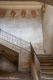 <center>Castres. L'hôtel Poncet</center>À l'intérieur, un escalier monumental, doté d'une rampe en fer forgé, offre l'accès au premier étage. Des médaillons en trompe-l'œil imitant le marbre qui contenaient, autrefois, les portraits de famille.