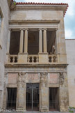 <center>Castres. L'hôtel Poncet</center>Il date du XVIIe siècle, construit par Abel du Ligonier, grand-père du feld-maréchal protestant John Ligonier expatrié en Angleterre à la Révocation de l'édit de Nantes. Il mène toute sa carrière dans l'armée anglaise et termine feld-maréchal. Il meurt en 1770, comblé d'honneurs, aux côtés des rois et hommes célèbres d'Angleterre. L'hôtel Poncet recouvrait originellement une surface deux fois supérieure, mais a été coupé en deux par la rue actuelle.